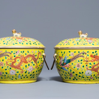 Une paire de terrines couvertes en porcelaine de Chine famille rose à fond jaune, 19ème