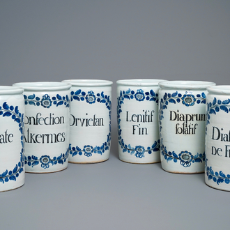 Een set van zes grote blauw-witte albarello-type apothekerspotten, Nevers, Frankrijk, 18e eeuw