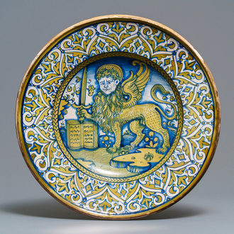 Een Italiaanse majolica schotel met de leeuw van Sint-Marcus, Deruta, 2e kwart 16e eeuw