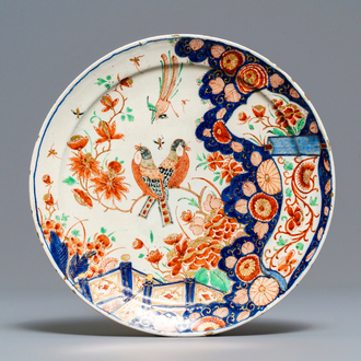 Une assiette en faïence de Delft doré à décor de chinoiserie aux oiseaux, début du 18ème