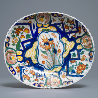 Un plat ovale lobé en faïence polychrome de Delft à décor dit au tonnerre, début du 18ème