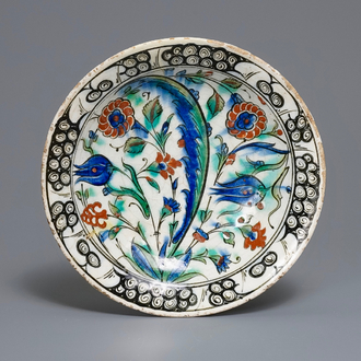 Un plat polychrome en céramique d'Iznik à décor floral, Turquie, vers 1600