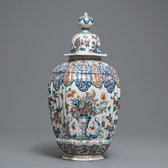 A large ribbed Dutch Delft cashmere palette vase, early 18th C.