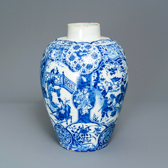 Un grand vase exceptionnel en faïence de Delft en bleu et blanc à décor de chinoiserie, 17/18ème