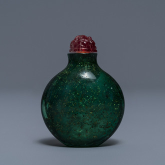 A rare Chinese biotite-sandwiched green glass snuff bottle, Imperial Glassworks, Beijing, 1720-1840