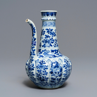 Un kendi en porcelaine de Chine en bleu et blanc à décor floral, Kangxi