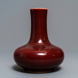 Un vase de forme bouteille en porcelaine de Chine rouge monochrome, Kangxi