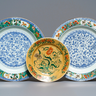 Une paire de plats en porcelaine de Chine famille verte et une assiette à fond café au lait, Kangxi