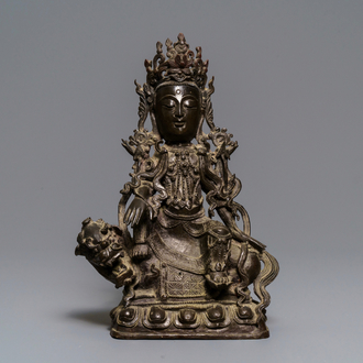 Une figure de Guanyin sur un kylin en bronze, Chine, Ming