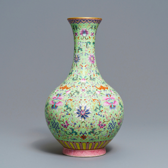 Un vase de forme bouteille en porcelaine de Chine famille rose à fond vert citron, marque de Qianlong, République