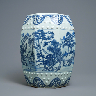 Un tabouret en porcelaine de Chine en bleu et blanc à décor d'un paysage, Qianlong