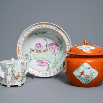 Deux bols et une théière couverte en porcelaine de Chine qianjiang cai, 19/20ème