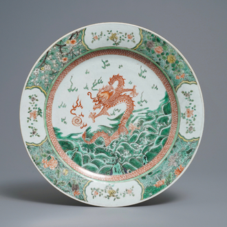 Un plat en porcelaine de Chine famille verte à décor d'un dragon, Kangxi