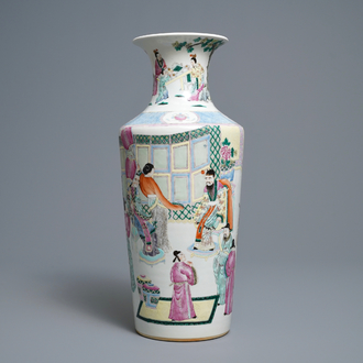 Un vase de forme rouleau en porcelaine de Chine famille rose, 19ème