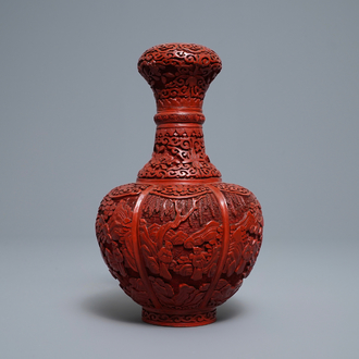 Een Chinese flesvormige vaas in rood lakwerk, 19/20e eeuw