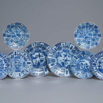 Acht Chinese blauw-witte borden met floraal decor in Wanli-stijl, Kangxi
