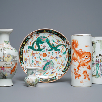 Quatre vases et un plat en porcelaine de Chine famille rose et qianjiang cai, 19/20ème