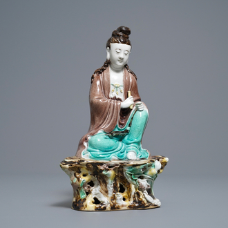 Une figure de Bouddha en porcelaine de Chine biscuit émaillé verte, marque en creux, République