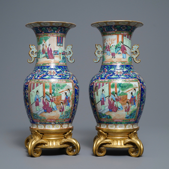 Une paire de vases en porcelaine de Chine famille rose de Canton aux montures en bronze doré, 19ème
