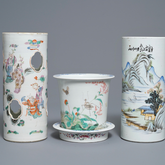 Deux porte-chapeaux et une jardinière en porcelaine de Chine famille rose, 19/20ème