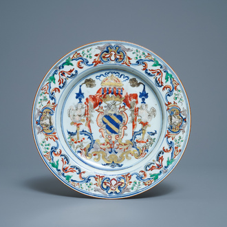 Een Chinese verte-Imari wapenschotel voor de Portugese markt met wapen van Ataide, ca. 1720