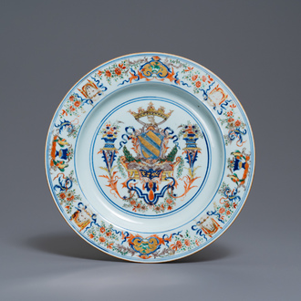 Een Chinese verte-Imari wapenschotel voor de Portugese markt met wapen van Ataide, ca. 1720