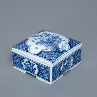 Een vierkante Chinese blauw-witte dekseldoos, Ming