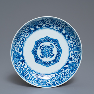 Une assiette en porcelaine de Chine en bleu et blanc, marque et époque de Yongzheng