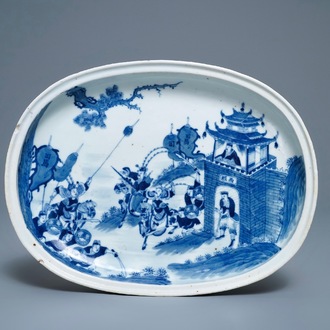 A Chinese blue and white Vietnamese market 'Bleu de Hue' oval serving dish, 19th C.