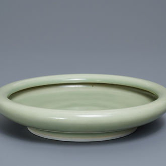 Een Chinese monochrome celadon penselenwasser, Qianlong