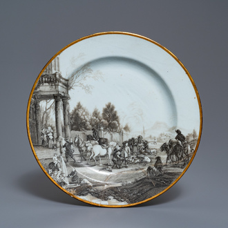 Een Chinese grisaille 'Terugkomst van de jacht' schotel met wapenschild achteraan, Qianlong