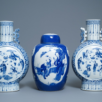 Une paire de vases de forme 'moonflask' et un pot couvert en porcelaine de Chine en bleu et blanc, 19ème