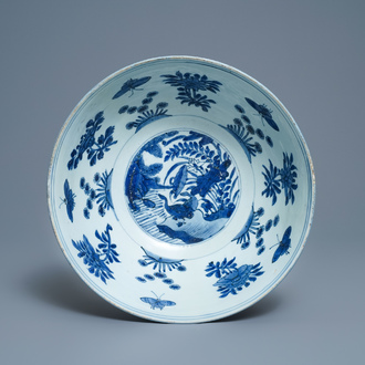 Un grand bol en porcelaine de Chine en bleu et blanc, Wanli