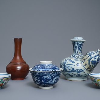 Een diverse collectie Chinees blauw-wit, Yixing en famille rose porselein, Ming en later