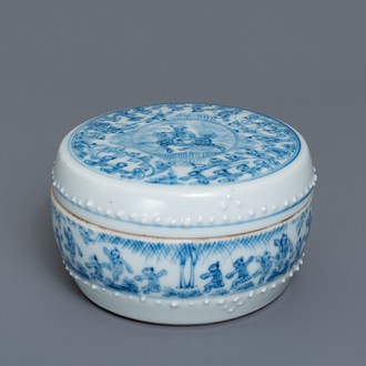 Een Chinese blauw-witte dekseldoos met figuratief decor, Kangxi/Yongzheng