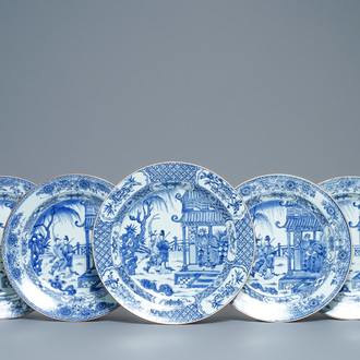 Vijf Chinese blauw-witte 'Romance of the Western Chamber' schotels, Kangxi/Yongzheng