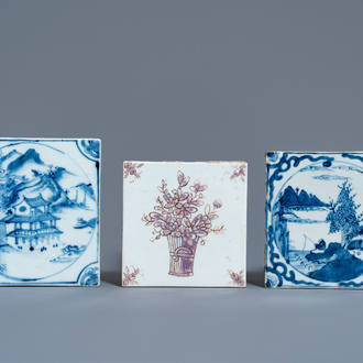 Trois carreaux en porcelaine de Chine en bleu et blanc et en pourpre, Kangxi/Qianlong