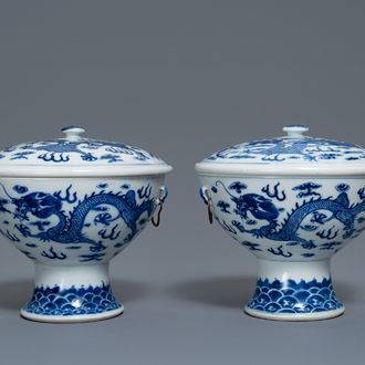 A pair of Chinese blue and white 'dragon' bowls and covers, 19th C.