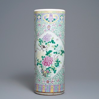 Un vase de forme cylindrique en porcelaine de Chine famille rose, 19ème