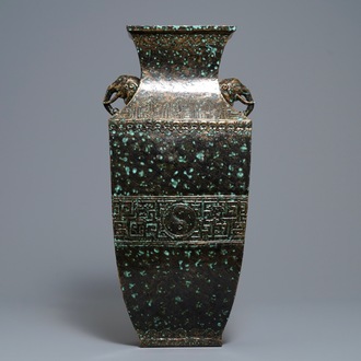 Un vase en porcelaine de Chine imitant le bronze, marque de Qianlong, République