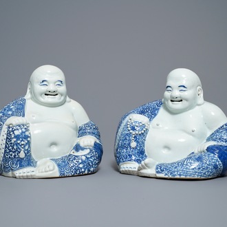 Twee Chinese blauw-witte figuren van Boeddha, 19/20e eeuw