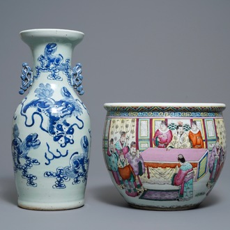 Un vase en porcelaine de Chine en bleu et blanc sur fond céladon et une jardinière famille rose, 19ème