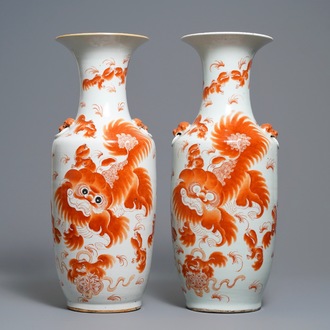 Une paire de vases en porcelaine de Chine à décor de lions bouddhistes en rouge de fer, 19/20ème