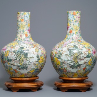 Une paire de vases de forme tianqiu ping en porcelaine de Chine famille rose, marque de Qianlong, 19/20ème