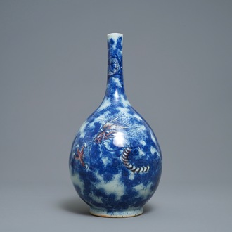Un vase en porcelaine de Chine en bleu, blanc et rouge de fer à décor d'un dragon, Qianlong/Jiaqing