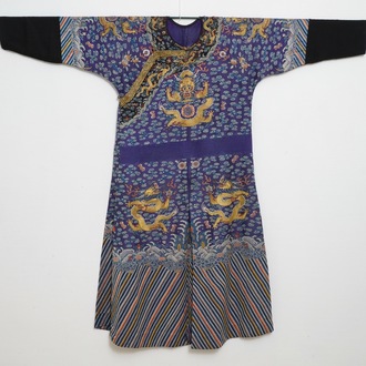 Une robe 'jifu' en soie brodée à décor de dragons à cinq griffes sur fond violet, Chine, 19ème