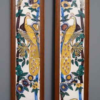 Une paire de panneaux de carreaux en faïence de Delft polychrome à décor de paons, fin du 18ème