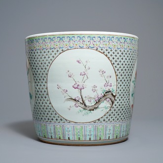 Une jardinière en porcelaine de Chine famille rose, 19ème