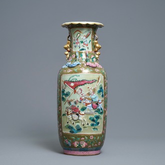 Un vase en porcelaine de Chine famille rose à fond céladon et brun, 19ème