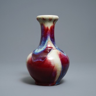 Un vase en porcelaine de Chine à émail flambé, Qianlong